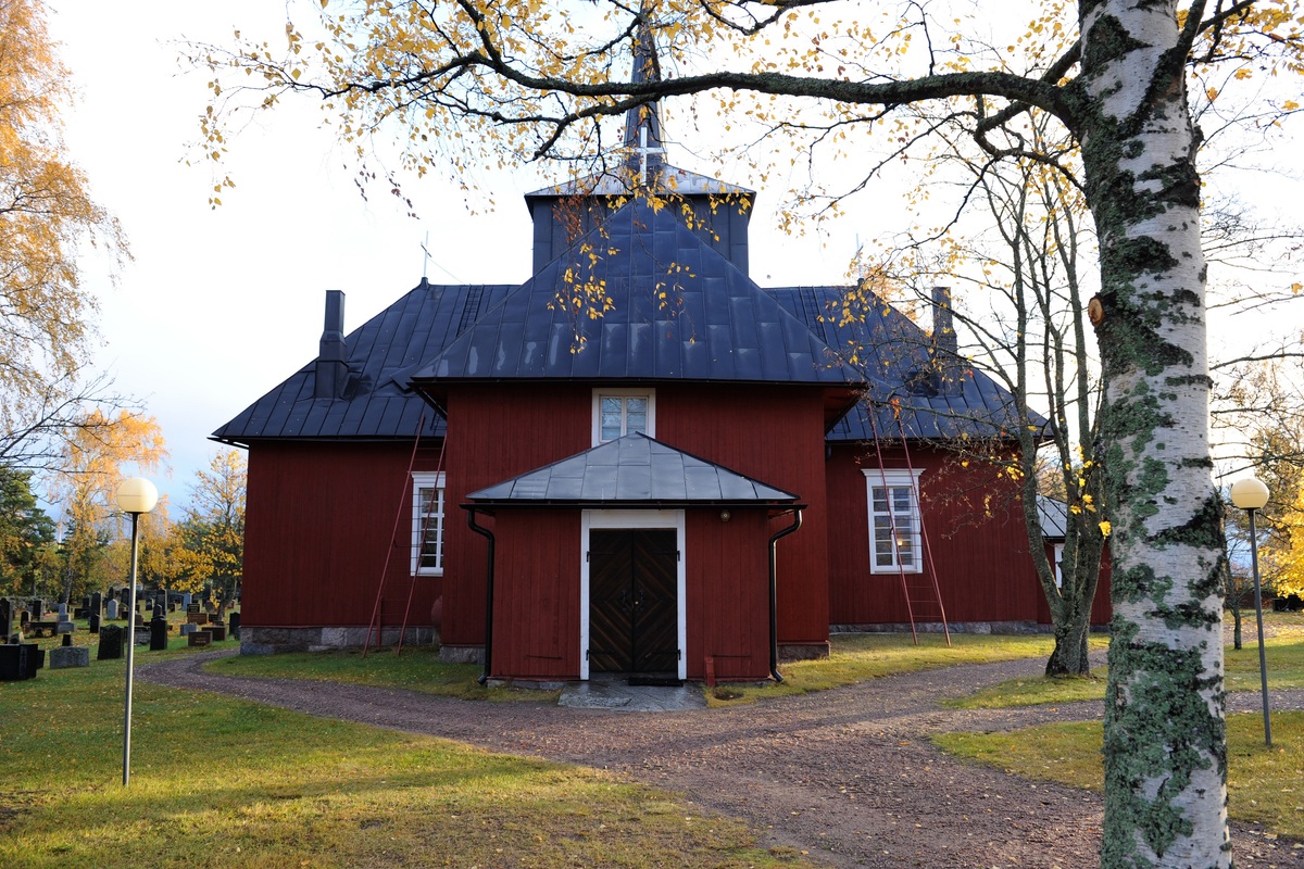 Punainen vanha puukirkko.