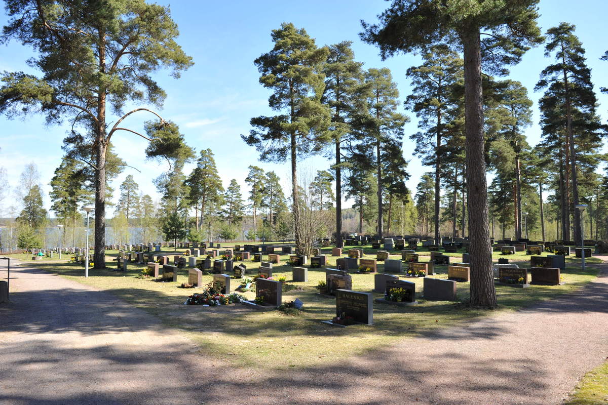 Dragsfjärds gravgård med havet i bakgrunden.